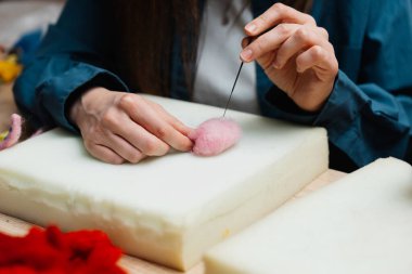 Bir atölyede hissedilen yün işçiliğinin yakın çekim görüntüsü.