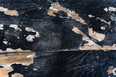 Çürümüş ahşap bir yüzeye yakın çekim. Karmaşık dokuları ve zıt renkleri var..