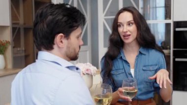 İki arkadaş içki içerken ateşli bir tartışmanın keyfini çıkarıyorlar..