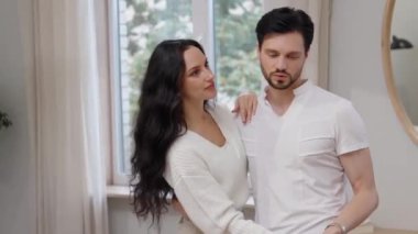 Bir çift evde kucaklaşırken hassas bir anın tadını çıkarır..