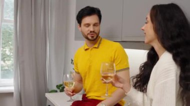 Bir çift, mutfaklarında içkilerini yudumlarken arkadaşça sohbet etmekten zevk alır..