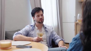 İki arkadaş birlikte içki içerken rahatça sohbet ediyorlar..