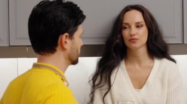 İki yetişkin, mutfaktaki yaşam tercihleri hakkında anlamlı bir konuşma yapar..