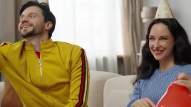 İki arkadaş evde neşeli bir doğum günü kutlamasında eğleniyor..