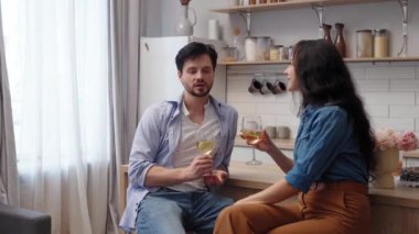 Bir çift evde içki içerken hayatı tartışmaktan zevk alıyor..