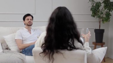 Şık bir oturma odası ortamında sakinleştirici bir terapi seansı yapılır..