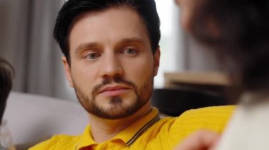 Arkadaşlar birlikte evde dinlenirken anlamlı diyaloglar paylaşırlar..