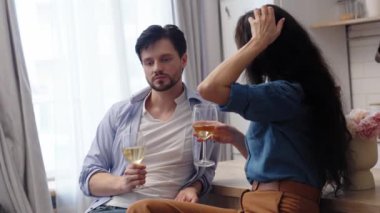 Bir çift rahatlar ve içkilerini yudumlarken sohbet ederler..