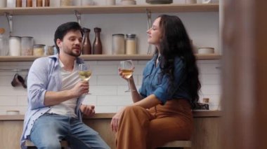 Bir çiftin mutfakta şarap ve sohbet ettiği rahatlatıcı bir an..