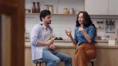 İki insan içkilerini canlı bir sohbette paylaşır..