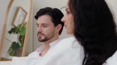 Bir çift huzurlu bir anın tadını çıkarıyor, huzurlu bir ortamda meditasyon yapıyorlar..