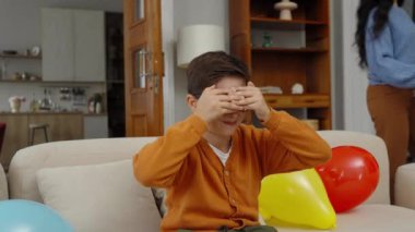 Bir çocuk hevesle 10 'a kadar sayar ve oyun sırasında gözleri kapalıdır..