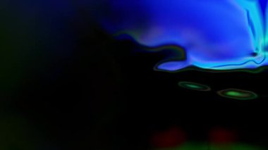 Sıvı hareketleri ve dinamik şekilleri büyüleyici renkler ve şekillerde deneyimleyin.
