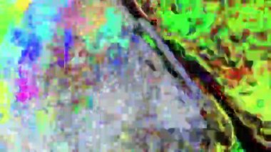 Parlak renkler birbirine karışır ve soyut desenlerin iç içe geçtiği bir görüntüde döner.