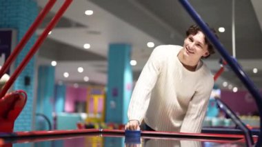 Havalı bir atari salonunda heyecan verici bir hava hokeyi maçının tadını çıkarıyorum.