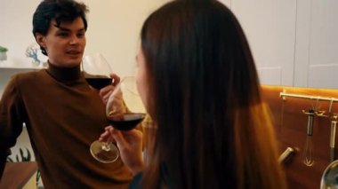 İki arkadaş, kırmızı şarapla rahat bir akşamın ve mutfakta hoş sohbetin tadını çıkarır..