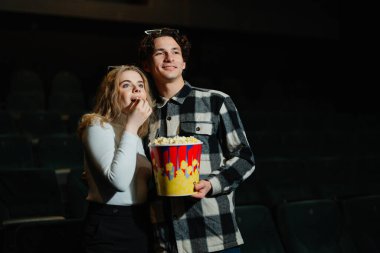 Çift, film izlerken patlamış mısırla eğlenceli bir anı paylaşıyor..