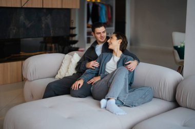 Genç çift çağdaş bir mekanda neşeli bir anı paylaşıyor..