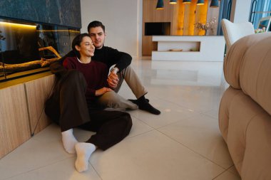 Mutlu çift, gündüz vakti şık bir iç mekânın zemininde dinleniyor..