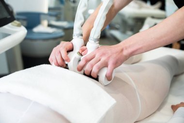 Klinikteki bir müşteriye profesyonel vücut hatlarını belirleme tedavisi.