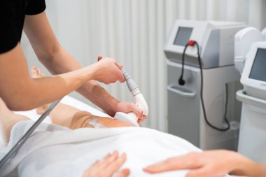 Profesyonel cilt terapisi bir sağlık merkezinde yapılıyor.