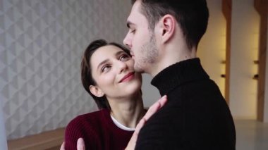 Bir çift samimi bir kucaklaşmadan zevk alır, birbirlerinin gözlerine bakarlar..