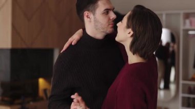 Bir çift şık yaşam alanlarında romantik bir danstan hoşlanır..