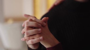 İki el birbirine kenetlenir, otururken derin bir düşünceyi gösterir..