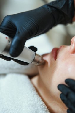 Alt yüz bölgesindeki hastalarda profesyonel cilt tedavisi