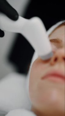 Modern bir güzellik kliniğinde rahatlatıcı yüz bakımı yapılıyor..