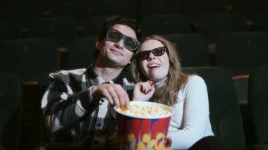 Bir çift film izlerken keyifli bir anı paylaşıyor..