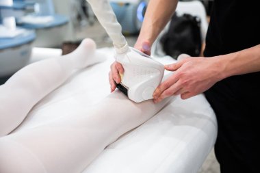 Bir hastanın bacağının tedavisi sırasında cilt bakımı teknolojisinin dikkatli bir uygulaması