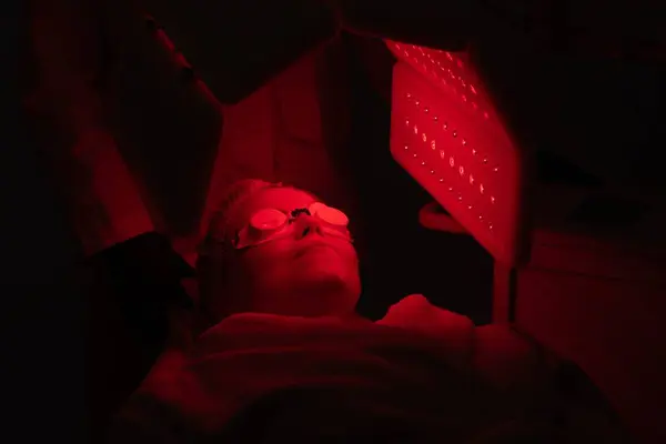 Deri tedavisi ve rahatlama için kırmızı ışık terapisi alan müşteri
