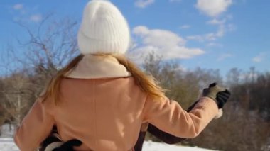 Karlı araziyi keşfederken bir çift sıcak bir anı paylaşıyor..