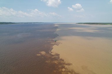 Hava görüntüsü iki nehir suyunun net ayrılığını gösteriyor..