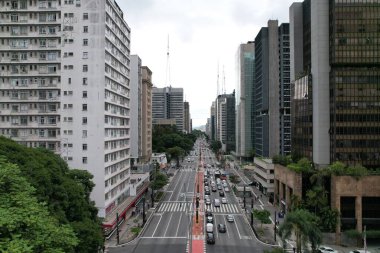 Trafik ve bulutların altındaki gökdelenlerle dolu Sao Paulo Bulvarı.