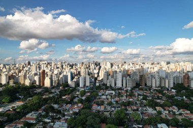 Sao Paulo 'nun canlı şehir manzarası, sayısız bina ve yemyeşil alan.