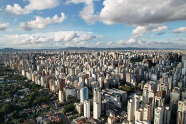 Sao Paulo, geniş silueti çeşitli binalar ve bulutlarla dolu..