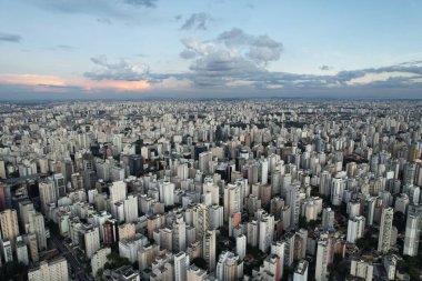 Alacakaranlık Sao Paulo 'nun üzerine düşüyor, geniş şehir siluetini vurguluyor..
