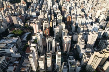 Hava görüntüsü, Sao Paulo 'nun yüksek binalarla dolu yoğun siluetini ortaya çıkardı..