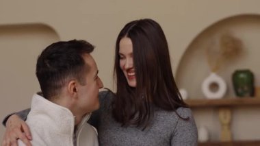 Bir çift, gülümseme ve şefkatle dolu bir değiş tokuşun tadını çıkarır..