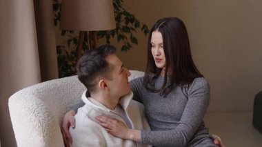 İki insan sıcak ve davetkar bir yerde samimi bir anı paylaşır..