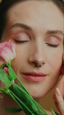 Çiçeklerin tadını çıkarırken çiçeklerin güzelliğini ve sakinliğini ifade eder.