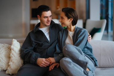 Çift, oturma odasındaki rahat bir kanepede birbirine eşlik etmekten hoşlanır..