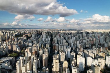 Sao Paulo silueti, mavi gökyüzünün altında geniş bir dizi yüksek bina ortaya çıkarıyor..