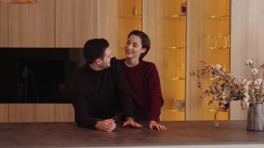 Bir çift şık mutfaklarında neşeli bir etkileşimden hoşlanır..