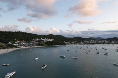 Güneş tepelerin ardında batarken yelkenliler ve yatlar demirlenir..