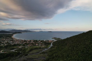 Huzurlu bir atmosferi olan kıyı konumu su ve dağları sergiliyor..