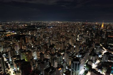 Parlak şehir ışıkları parlak bir metropolün ufuk çizgisinde gece boyunca parlıyor..