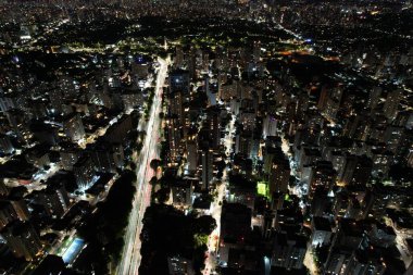 Şehir silüeti parlak ışıklar ve hareketli caddelerle gece aydınlandı..